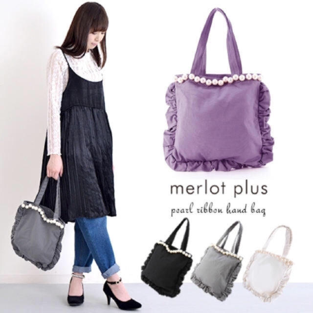 merlot(メルロー)のmerlot plus パールフリルバッグ ＊ブラック レディースのバッグ(トートバッグ)の商品写真