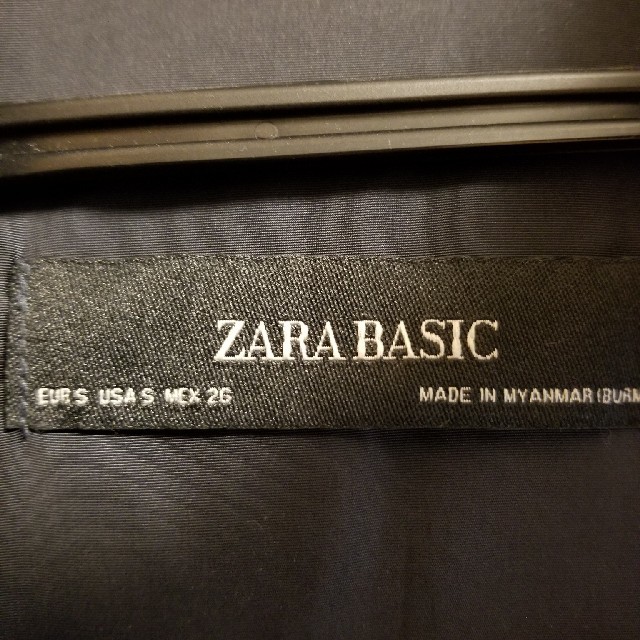 ZARA(ザラ)のZARAバックフリルナイロンパーカー レディースのジャケット/アウター(ナイロンジャケット)の商品写真