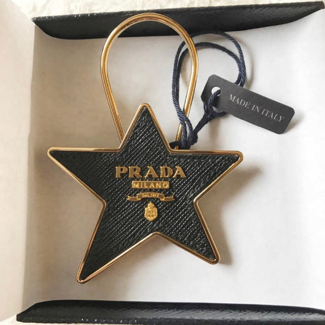 PRADA(プラダ)の新品未使用*PRADAプラダ*キーリング/キーホルダー*スター 星*本物保証 メンズのファッション小物(キーホルダー)の商品写真