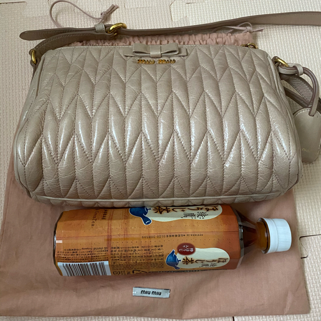 miumiu(ミュウミュウ)の未使用 ミュウミュウ ハンドバッグ ピンクベージュ レディースのバッグ(ハンドバッグ)の商品写真