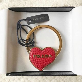 プラダ(PRADA)の新品未使用★PRADA＊キーリング/キーホルダー ハートモチーフレター★本物保証(キーホルダー)