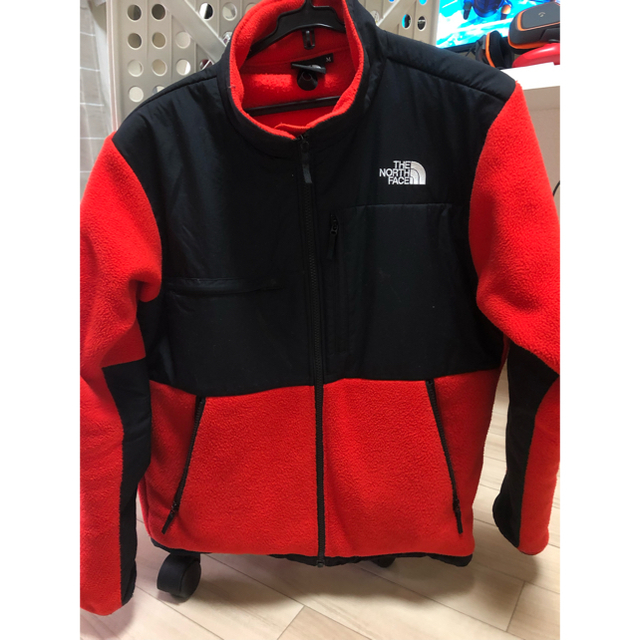 THE NORTH FACE(ザノースフェイス)のTHE NORTH FACE ノースフェイス デナリジャケット  赤 Mサイズ メンズのジャケット/アウター(ブルゾン)の商品写真