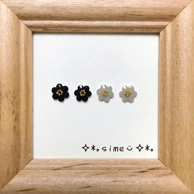 新色✧*｡北欧♡小さいお花のピアスセット♡黒色/絹鼠色 ハンドメイドのアクセサリー(ピアス)の商品写真