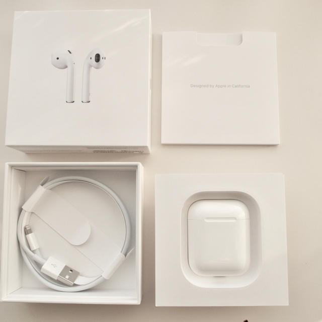 Apple(アップル)のAirPods スマホ/家電/カメラのオーディオ機器(ヘッドフォン/イヤフォン)の商品写真