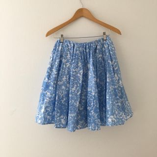 マカフィー(MACPHEE)の美品 トゥモローランド MACPHEE マカフィー 花柄スカート/34 水色 (ひざ丈スカート)