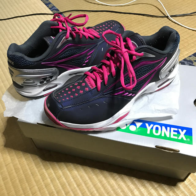 YONEX(ヨネックス)のYONEX Power cushion エアラスGC ネイビー/ピンク 27cm スポーツ/アウトドアのテニス(シューズ)の商品写真