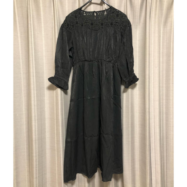merlot(メルロー)の merlot plus (メルロープリュス)デコルテレースサテン風ドレス黒 レディースのワンピース(ロングワンピース/マキシワンピース)の商品写真