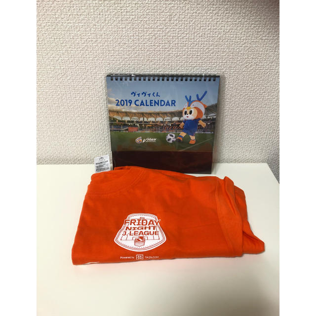 長崎Vファーレン Tシャツ&卓上カレンダー セット スポーツ/アウトドアのサッカー/フットサル(記念品/関連グッズ)の商品写真