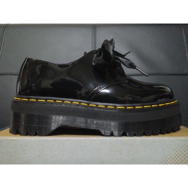 Dr.Martens(ドクターマーチン)の【極美品】Dr.Martens HOLLY UK5 黒 厚底 パテント レディースの靴/シューズ(ローファー/革靴)の商品写真