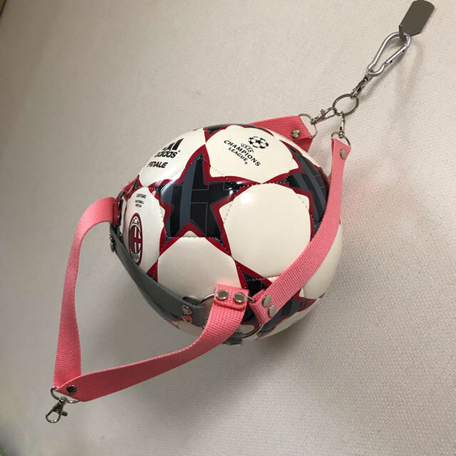 ✦ピーチ✗グレー✦ サッカーボール入れ　ボールホルダー ボールケース スポーツ/アウトドアのサッカー/フットサル(ボール)の商品写真