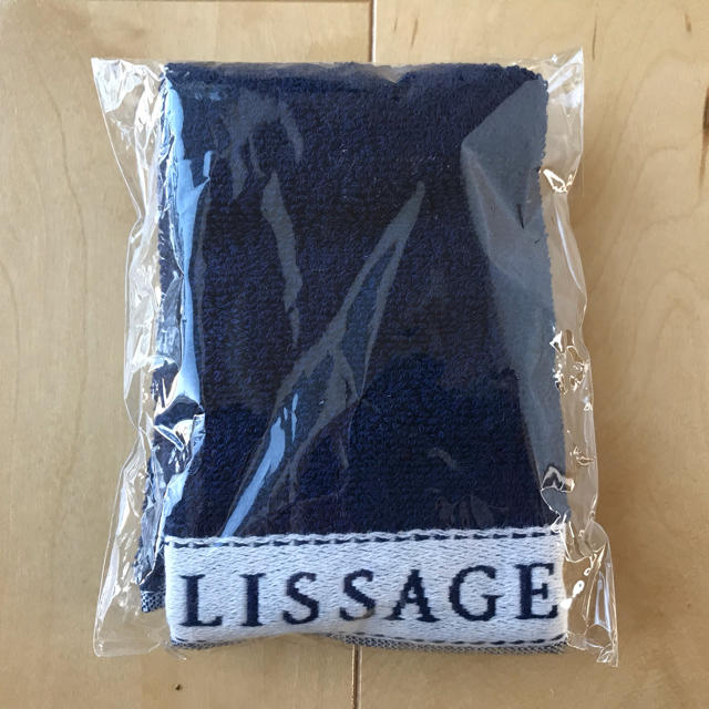 LISSAGE(リサージ)のリサージ☆新品☆化粧ポーチとハンドタオル レディースのファッション小物(ポーチ)の商品写真