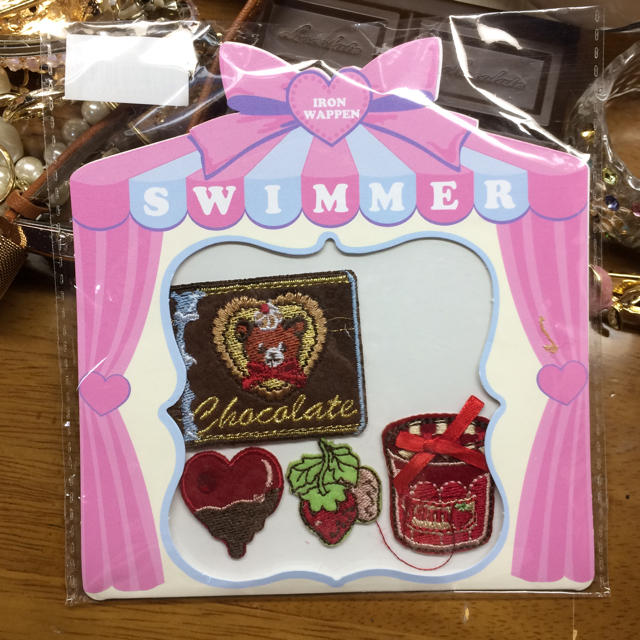 SWIMMER(スイマー)のswimmer くまと苺チョコジャムの赤色のかわいいワッペン ハンドメイドの素材/材料(各種パーツ)の商品写真