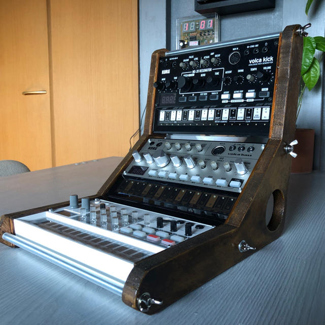 KORG VOLCAシリーズ用三段組木製ミニスタジオになるラック 楽器のDTM/DAW(音源モジュール)の商品写真