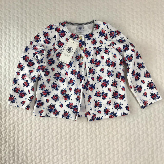 PETIT BATEAU(プチバトー)の36m◎ベリープリントスウェットカーディガン キッズ/ベビー/マタニティのキッズ服女の子用(90cm~)(カーディガン)の商品写真