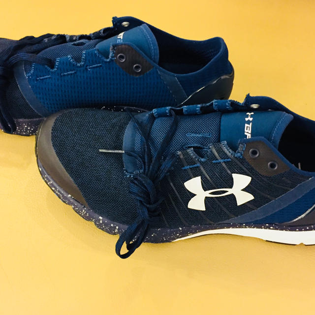 UNDER ARMOUR(アンダーアーマー)の破格  アンダーアーマー ランニングシューズ 25.5cm スポーツ/アウトドアのランニング(シューズ)の商品写真