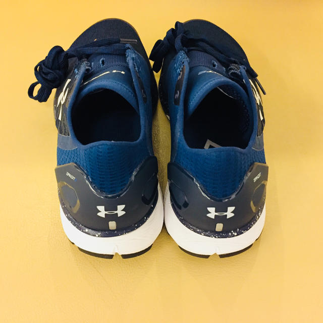 UNDER ARMOUR(アンダーアーマー)の破格  アンダーアーマー ランニングシューズ 25.5cm スポーツ/アウトドアのランニング(シューズ)の商品写真