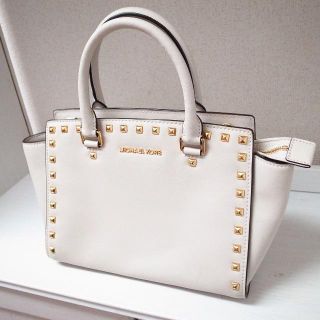 マイケルコース(Michael Kors)の正規品♡最安値♡マイケルコース　ハンドバッグ　セルマ　白　スタッズ　バッグ　財布(ハンドバッグ)