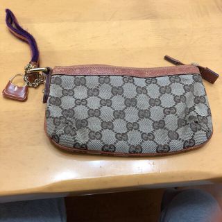 グッチ(Gucci)のGUCCI ポーチ  チャームつき(ポーチ)