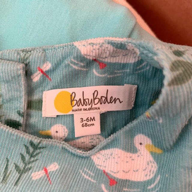 Boden(ボーデン)のBoden ベビー服 ラッフルコーデュロイワンピース アヒル キッズ/ベビー/マタニティのベビー服(~85cm)(ワンピース)の商品写真