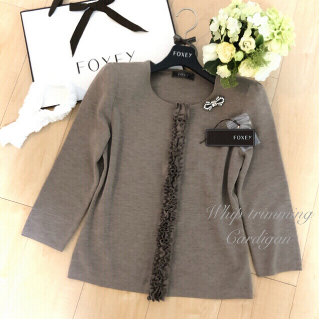 FOXEY(フォクシー)の【美品】FOXEY 38˚⁺˳✧༚ナチュラル系˚✧3way♢フリル˳✧༚カ－ディ レディースのトップス(カーディガン)の商品写真