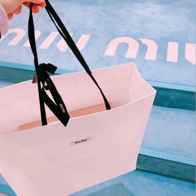 miumiu(ミュウミュウ)の【値下げしました】miumiu 新ロゴショッパー、箱 レディースのバッグ(ショップ袋)の商品写真