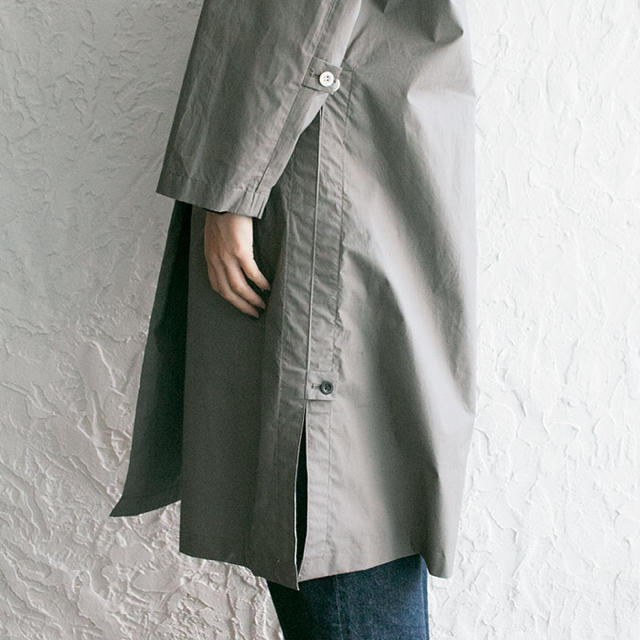 .efiLevol(エフィレボル)のefiLevol Side Slitted Long Coat 新品未使用 メンズのジャケット/アウター(トレンチコート)の商品写真