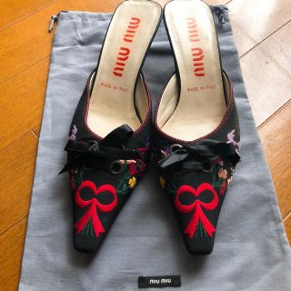 ミュウミュウ(miumiu)のMiumiu刺繍ミュール36美品♪(ミュール)