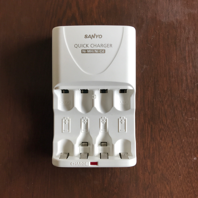 SANYO(サンヨー)のエネループ用充電器(電池は付いてません)  スマホ/家電/カメラのスマートフォン/携帯電話(バッテリー/充電器)の商品写真