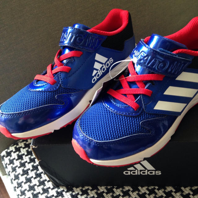 adidas(アディダス)のadidasファイト スニーカー 子供 キッズ/ベビー/マタニティのキッズ靴/シューズ(15cm~)(スニーカー)の商品写真