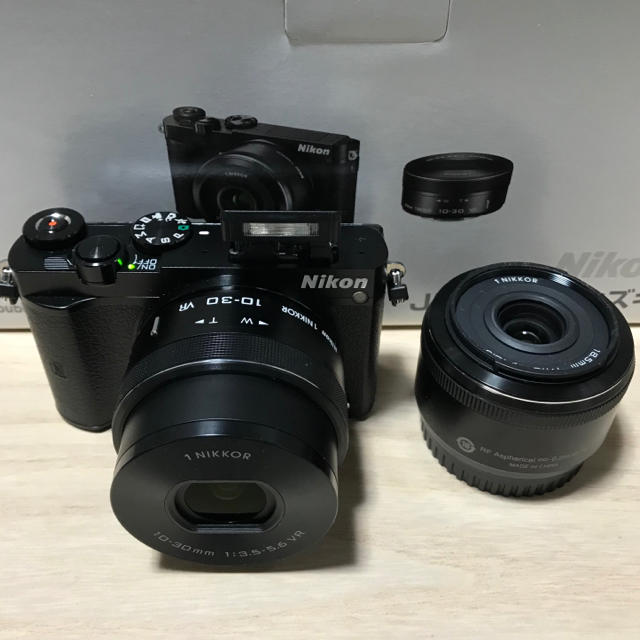 高級品市場 タカクーン様 - Nikon NIKON 美品 ダブルレンズキット J5 1 タッチパネル 1 Nikon ニコン J5 シルバー ダブルレンズキット デジタルカメラ
