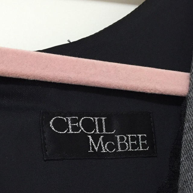 CECIL McBEE(セシルマクビー)のウエストリボン グレー ワンピース レディースのワンピース(ミニワンピース)の商品写真