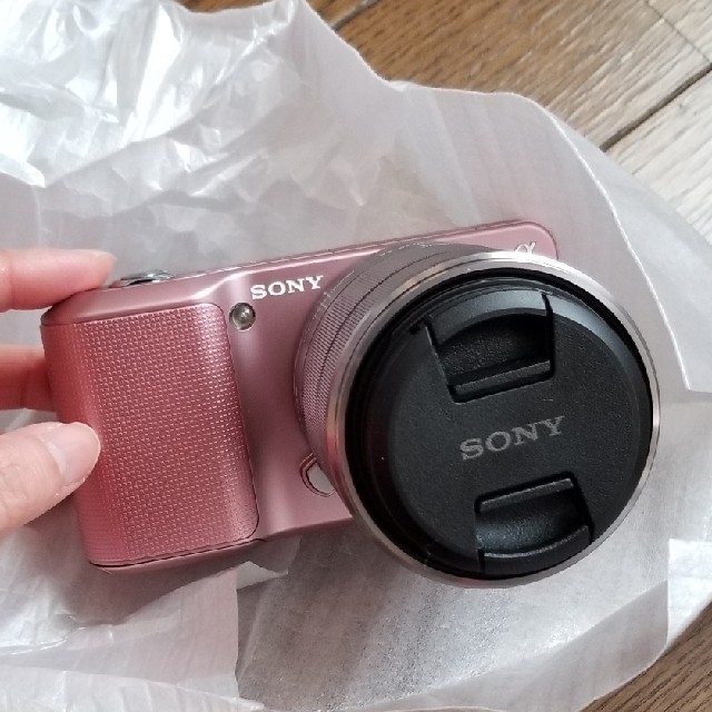 SONY(ソニー)の【ばなまる様専用】SONY　α　NEX-3 ピンク　新品未使用　 スマホ/家電/カメラのカメラ(ミラーレス一眼)の商品写真