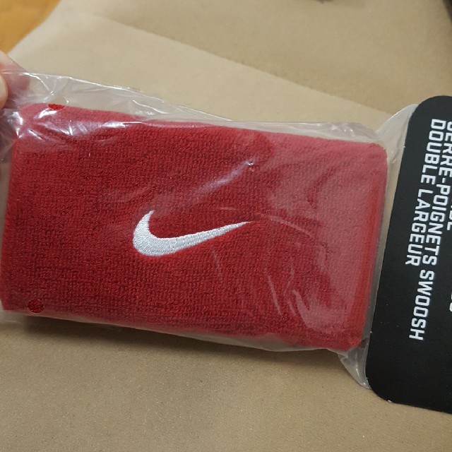 NIKE(ナイキ)のナイキ  SWOOSH  BAND(スウッシュ バンド)赤 スポーツ/アウトドアのスポーツ/アウトドア その他(その他)の商品写真