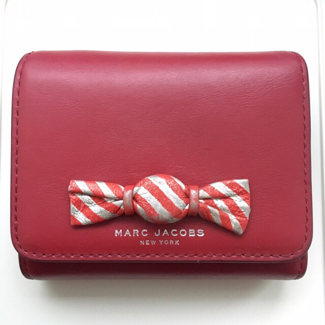 MARC JACOBS(マークジェイコブス)の【保存袋付き】MARC JACOBS キャンディ折財布 赤 レディースのファッション小物(財布)の商品写真