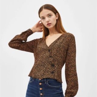 ベルシュカ(Bershka)のアニマル柄 ヒョウ柄 Vネックシャツ bershka(シャツ/ブラウス(長袖/七分))