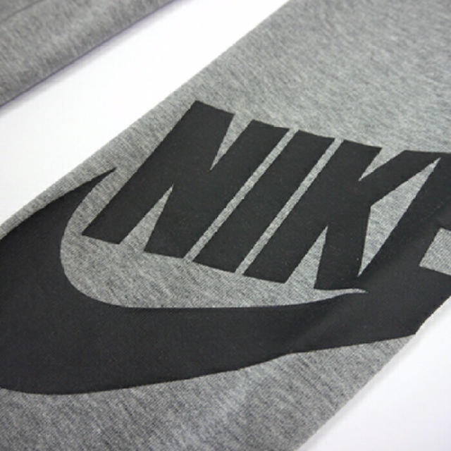NIKE(ナイキ)のナイキ[Nike]レガシークロップレギンス クロップ丈 ロゴタイツグレー  レディースのパンツ(クロップドパンツ)の商品写真