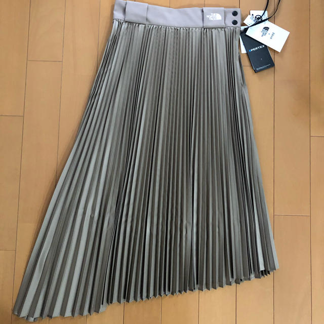 HYKE(ハイク)のNORTH FACE × HYKE TEC PLEATED SKIRT タン L レディースのスカート(ロングスカート)の商品写真