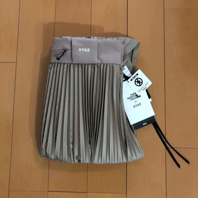 HYKE(ハイク)のNORTH FACE × HYKE TEC PLEATED SKIRT タン L レディースのスカート(ロングスカート)の商品写真