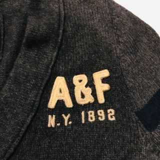 アバクロンビーアンドフィッチ(Abercrombie&Fitch)のAbercrombie & Fitch AFロゴカーディガン(カーディガン)