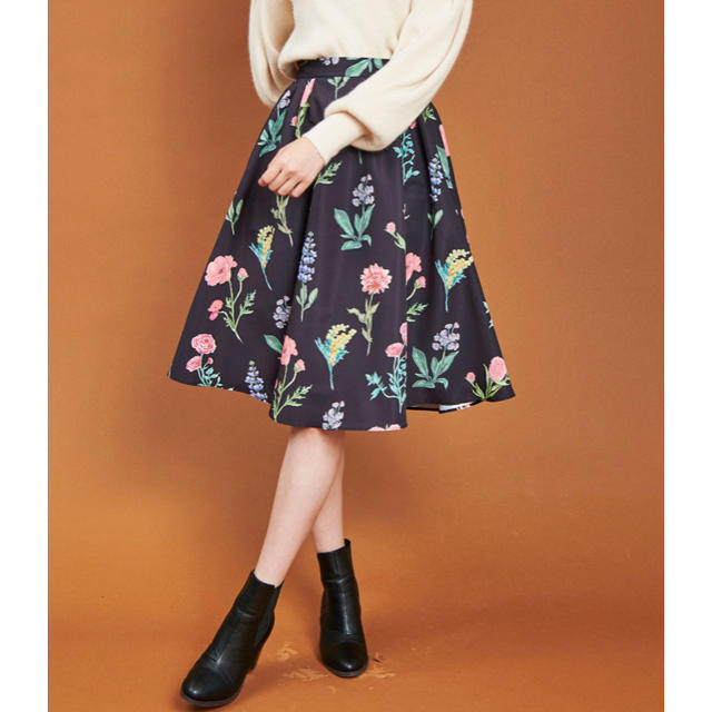 31 Sons de mode(トランテアンソンドゥモード)の新品未着用 31 Son de mode 花柄 スカート 黒 レディースのスカート(ひざ丈スカート)の商品写真