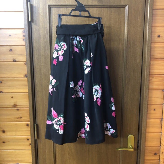 AG by aquagirl(エージーバイアクアガール)の花柄スカート レディースのスカート(ひざ丈スカート)の商品写真