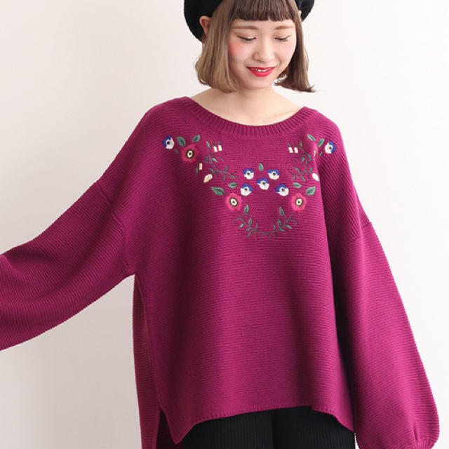 merlot(メルロー)のメルロー 花刺繍 ニットプルオーバー ボルドー えんじ色 パープル レディースのトップス(ニット/セーター)の商品写真