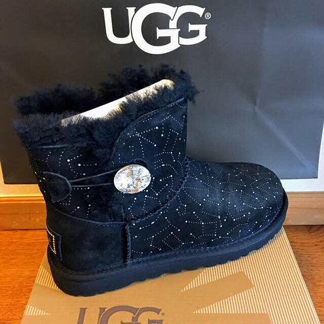 UGG(アグ)の新品 国内正規品 在庫限り アグ UGG ムートンブーツ黒 スワロフスキー レディースの靴/シューズ(ブーツ)の商品写真