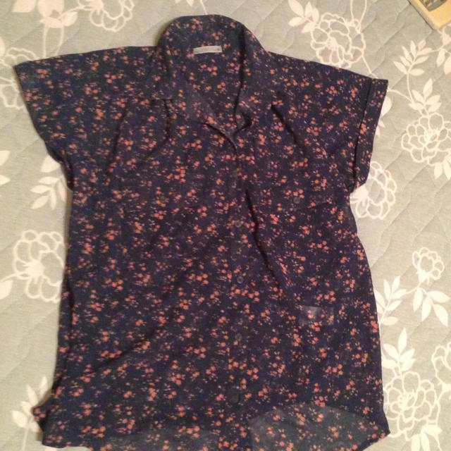 GU(ジーユー)のg.u  花柄シフォンシャツ レディースのトップス(Tシャツ(半袖/袖なし))の商品写真