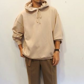 コモリ(COMOLI)の18AW オーラリー パーカー サイズ3 ピンクベージュ 2回着用新品同様(パーカー)