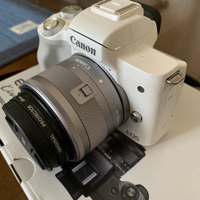 Canon(キヤノン)のEOS Kiss M ダブルズームキット ホワイト スマホ/家電/カメラのカメラ(ミラーレス一眼)の商品写真