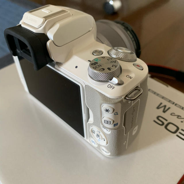 Canon(キヤノン)のEOS Kiss M ダブルズームキット ホワイト スマホ/家電/カメラのカメラ(ミラーレス一眼)の商品写真