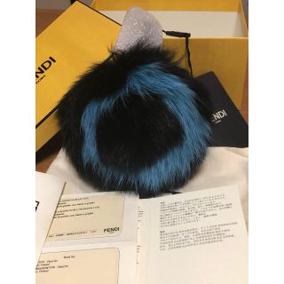 フェンディ(FENDI)のフェンディ ファー チャーム 新品 未使用 アルファベット O ブラック×ブルー(バッグチャーム)