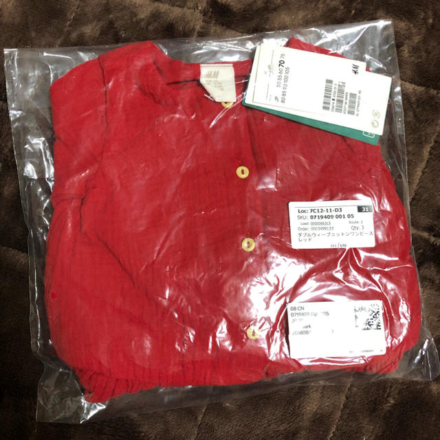 H&M(エイチアンドエム)のH&M ワンピース 70 赤 キッズ/ベビー/マタニティのベビー服(~85cm)(ワンピース)の商品写真