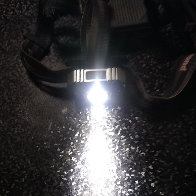 Black Diamond(ブラックダイヤモンド)のBlackDiamond　ICON  IPX7防水　ヘッドライト緊急用LED付き スポーツ/アウトドアのアウトドア(ライト/ランタン)の商品写真